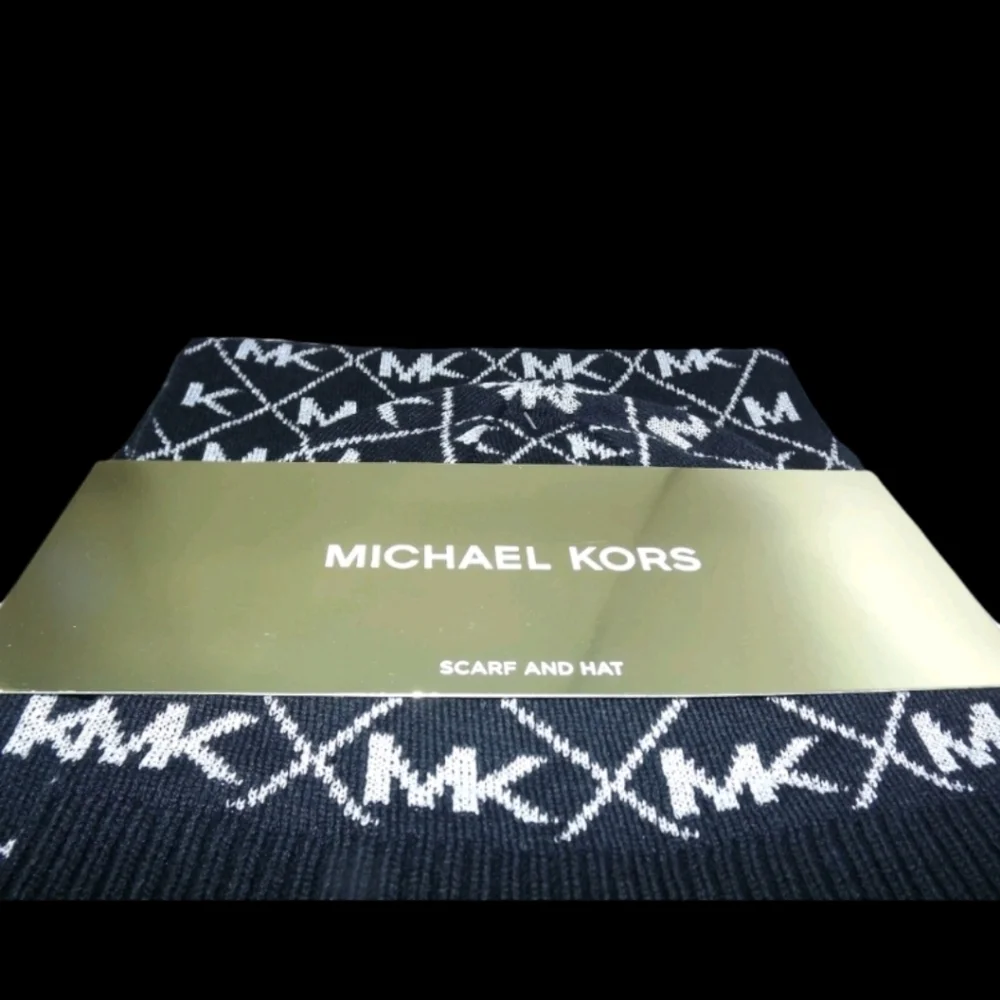 NEW IN BOX MICHAEL KORS SCARF & HAT SET Black DIAMOND METALLIC LOGO Print